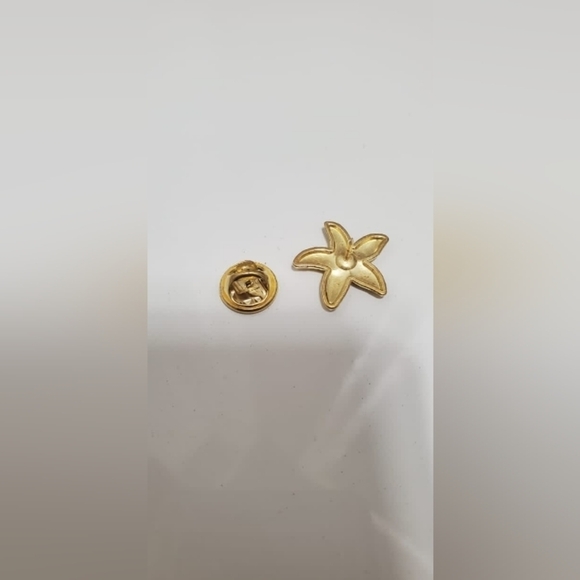 Starfish Light Gold Coat Pin Brooch 🌴 - Picture 2 of 4